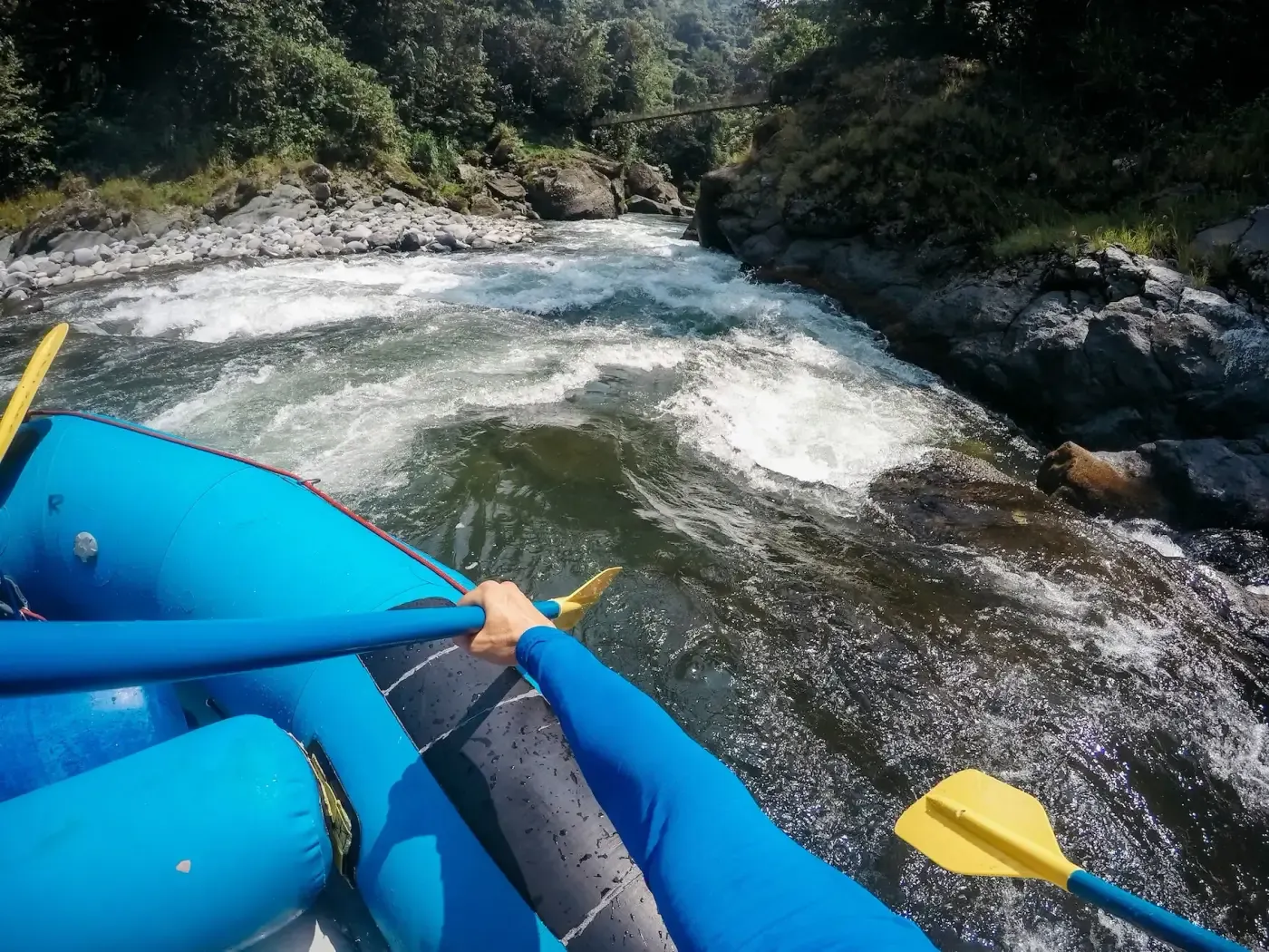 Schlauchboot am Ufer des Río Pacuare
