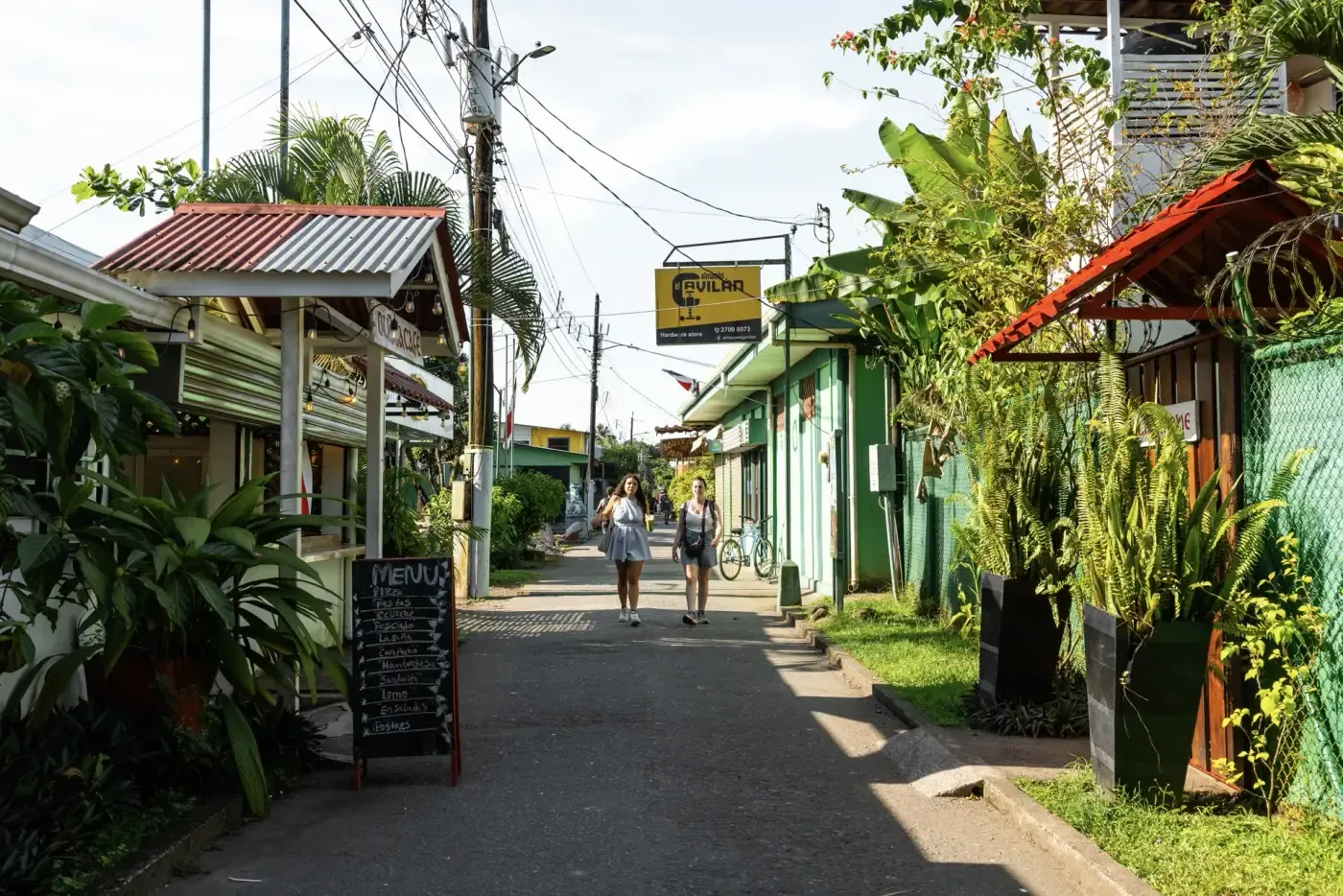 Bunte Holzhäuser an einer Dorfstraße in Costa Rica