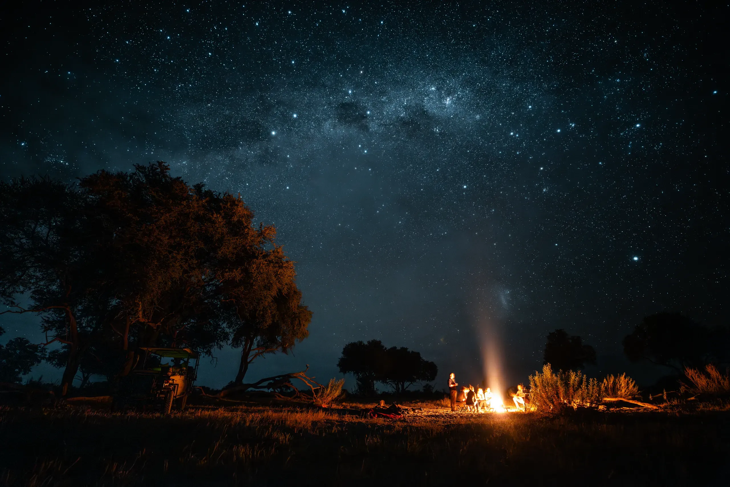 Lagerfeuer unter dem Sternenhimmel im Camp