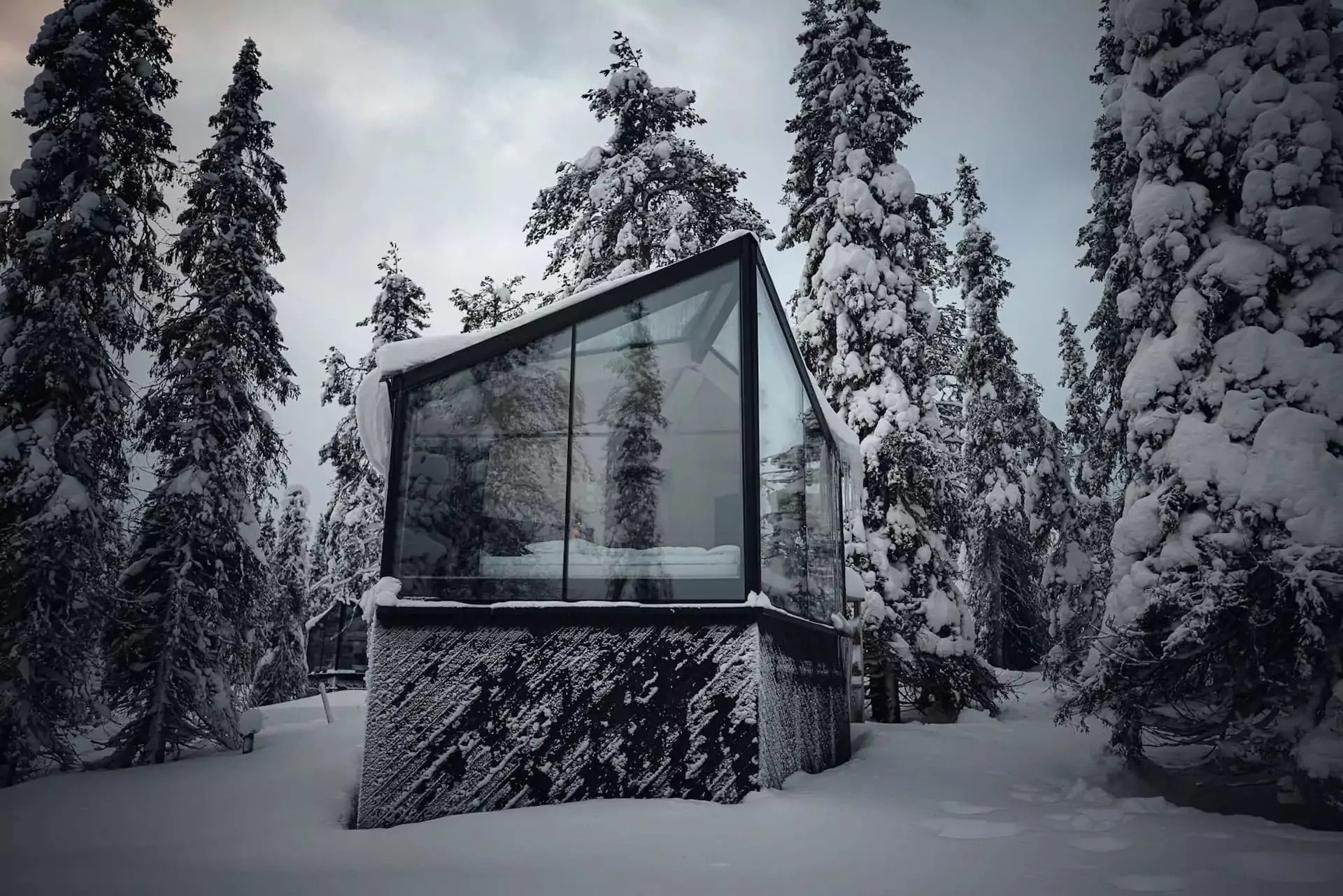 Verschneite Taiga in Lappland