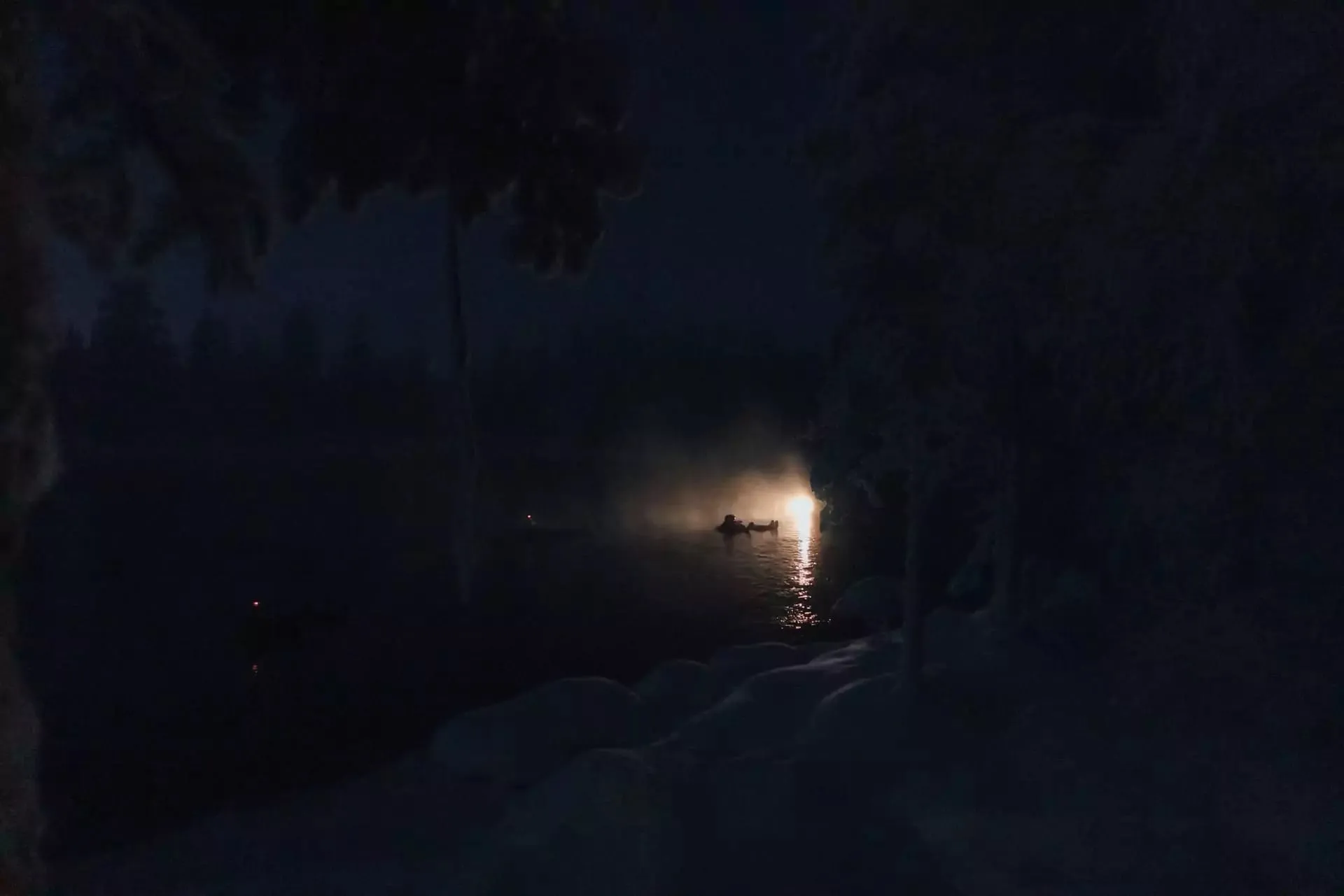 Am Lagerfeuer in der Wildnishütte