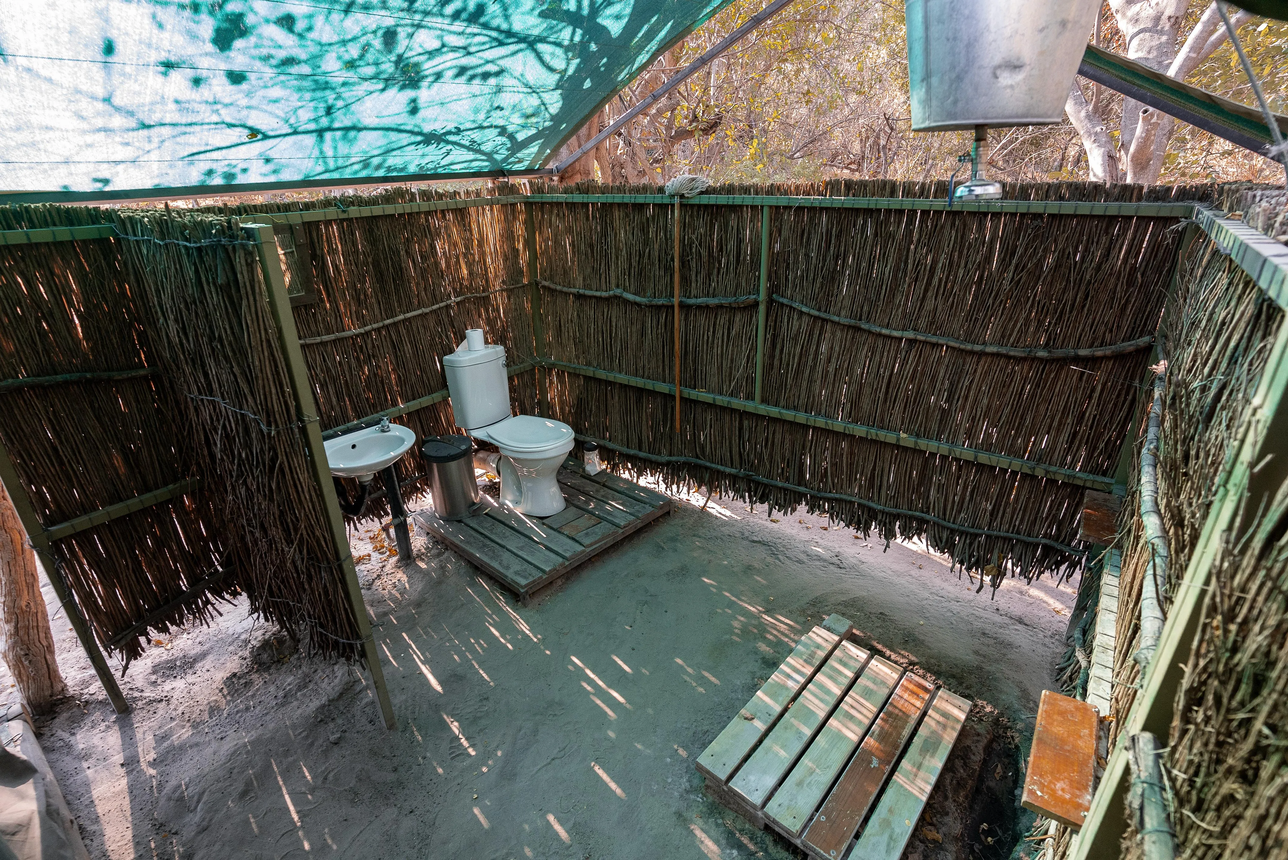 Privates Open-Air-Badezimmer am Zelt im Kwapa Camp