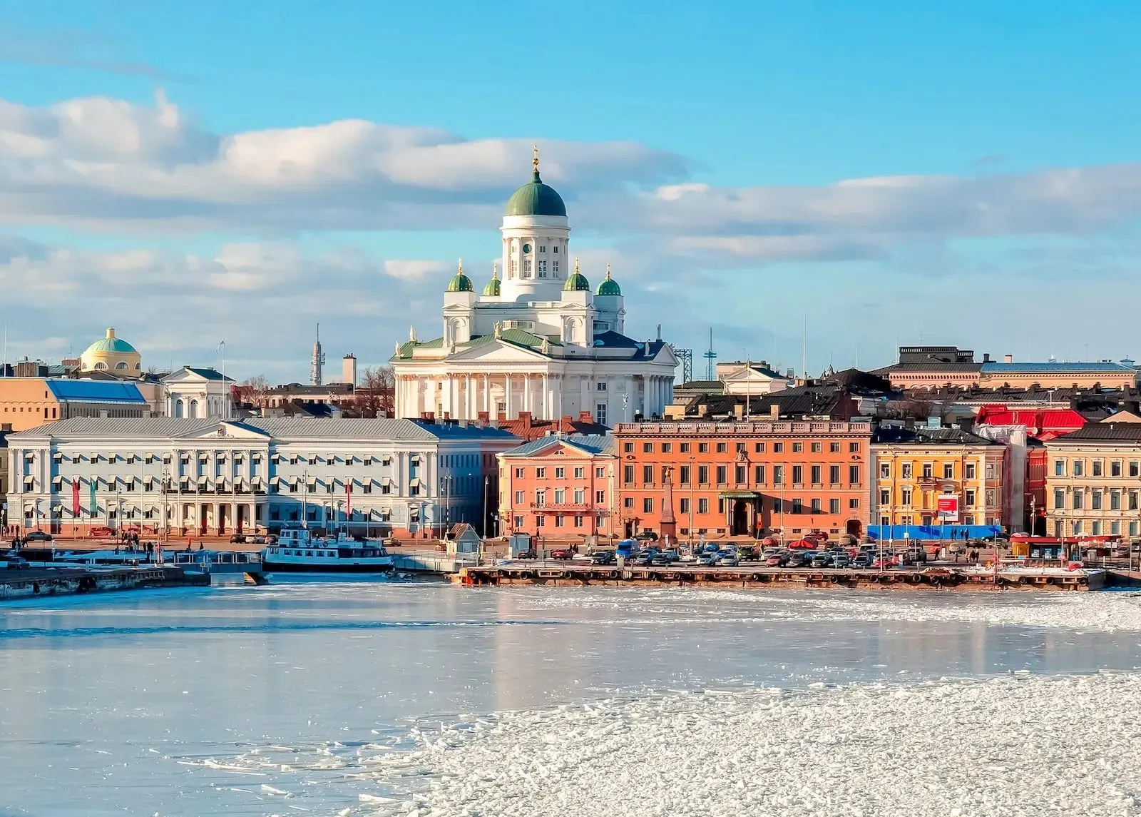 Helsinki im Winter, der Dom über dem vereisten Hafen