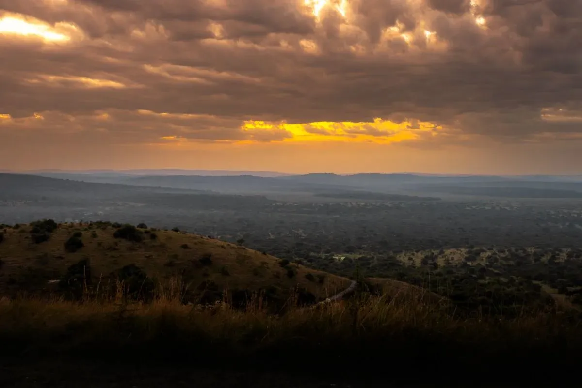 Sonnenuntergang über der weiten Savanne