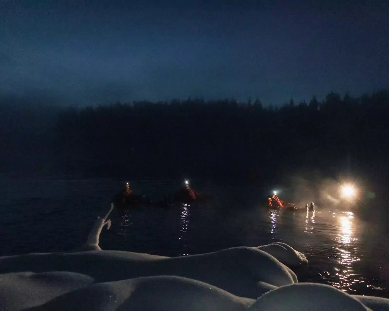 Arctic River Floating im Dunkeln, Stirnlampen treiben auf dem Fluss