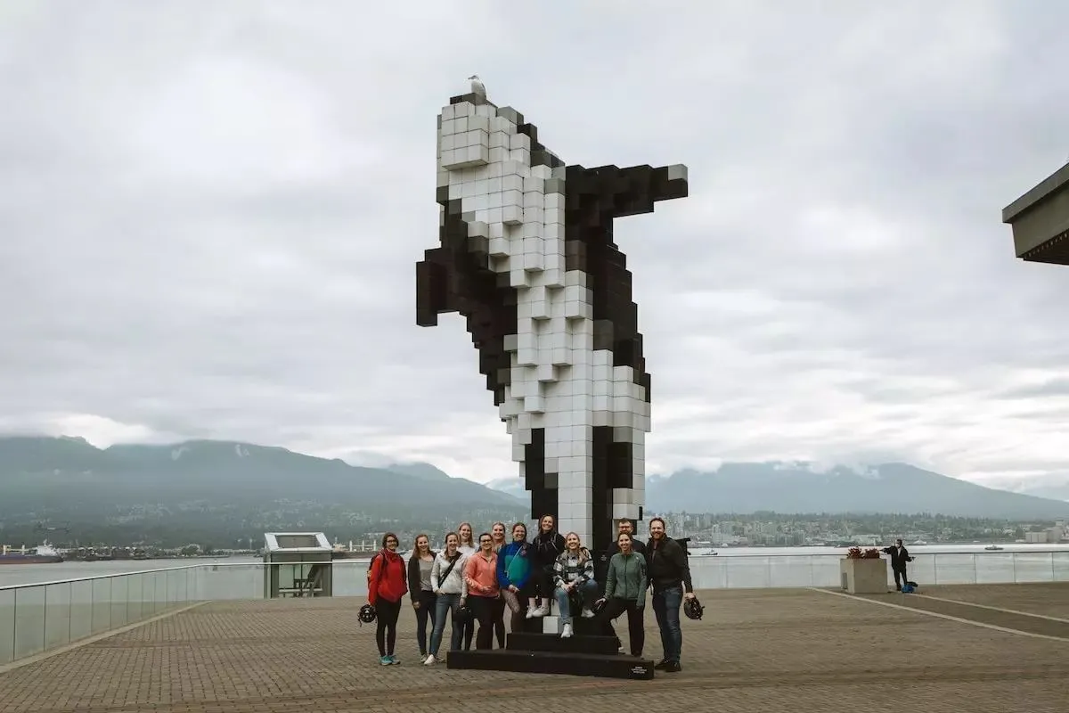 Gruppenbild vor der pixeligen Orca-Skulptur am Hafen von Vancouver