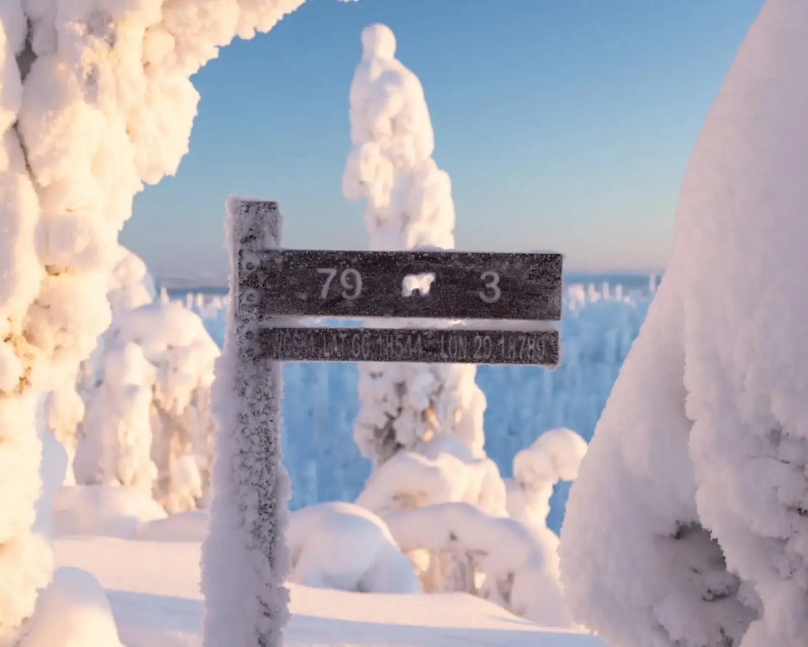 Vollständig verschneiter Wegweiser im Fjäll