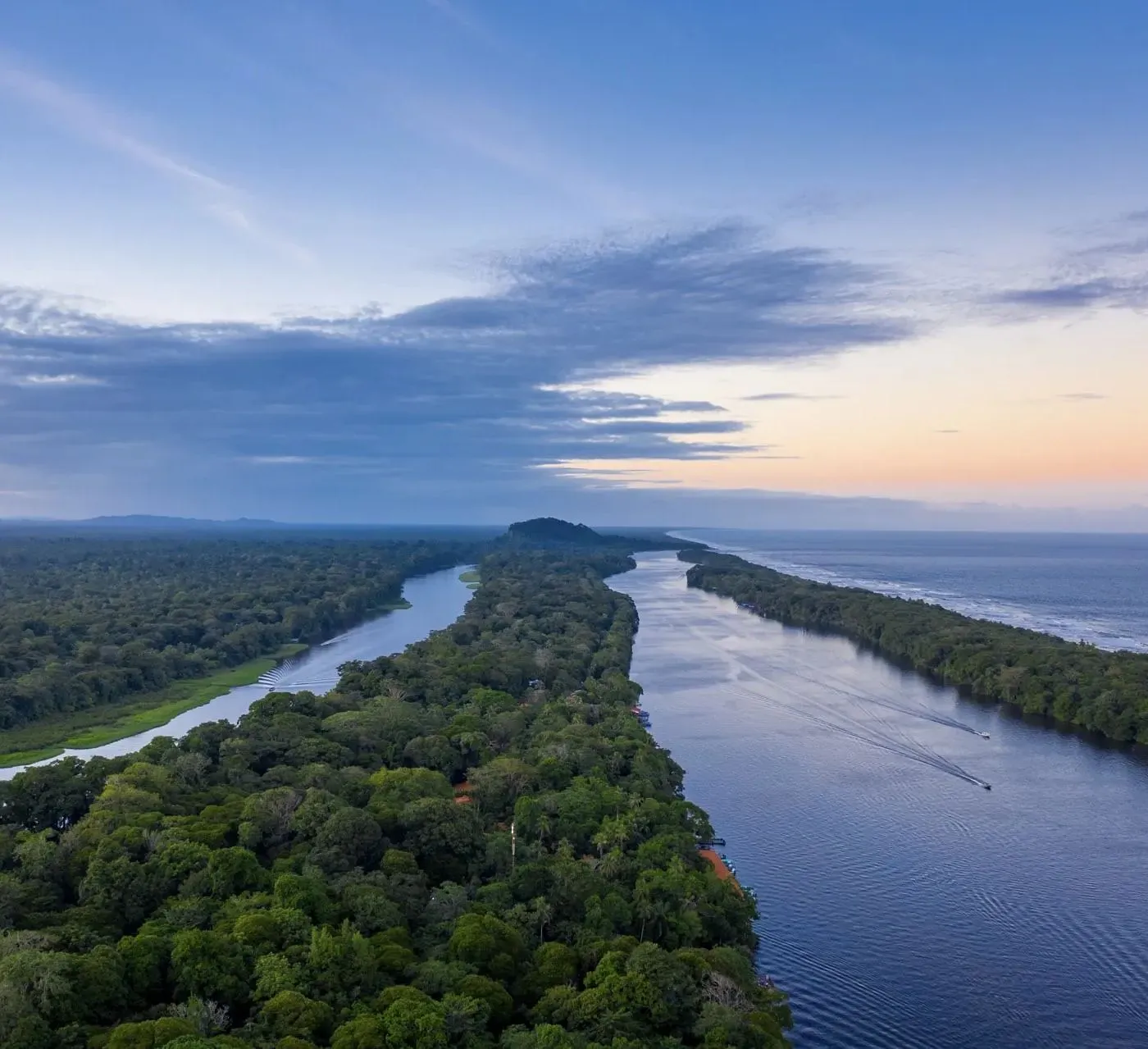 Aus der Luft, der Kanal von Tortuguero zwischen Wald und Meer