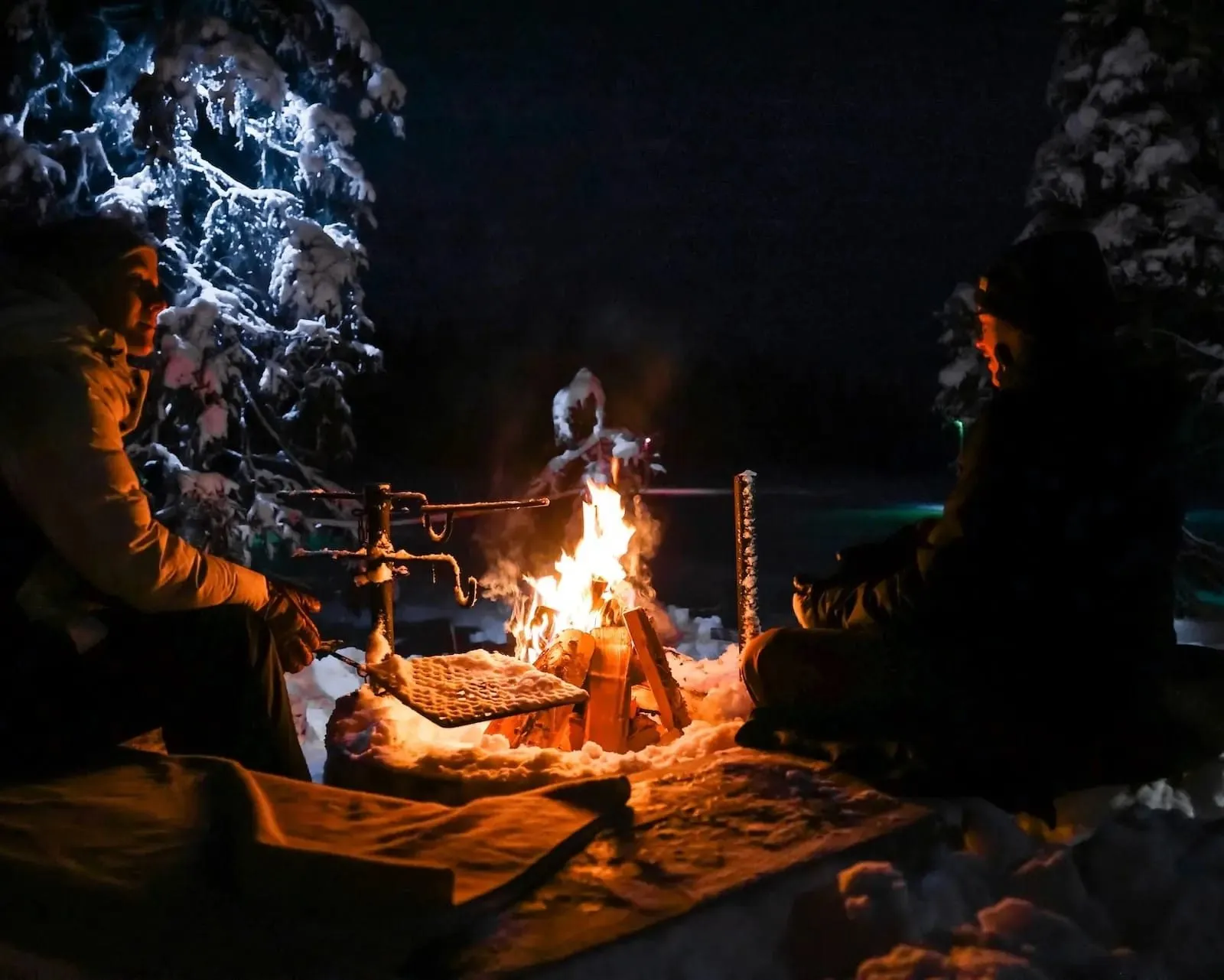 Warmes Mittagessen am offenen Feuer