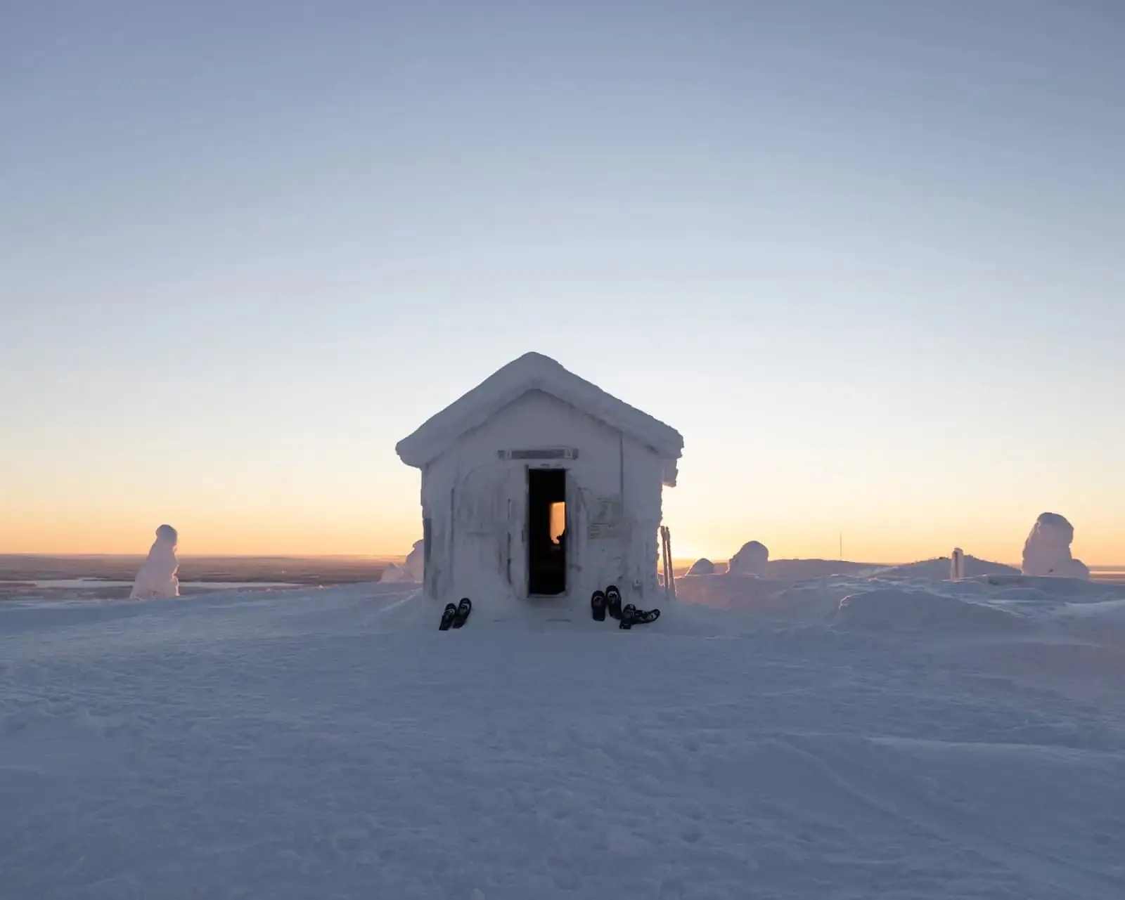 Einzelne Hütte auf dem offenen Fjäll im Abendlicht
