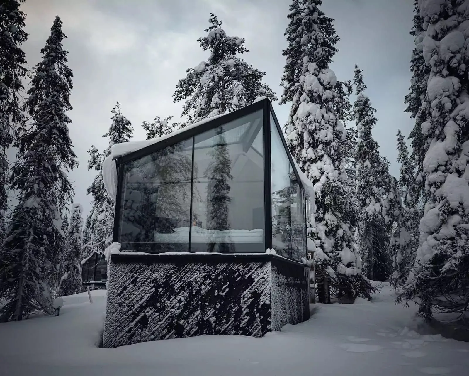 Moderne Glashütte im Schnee