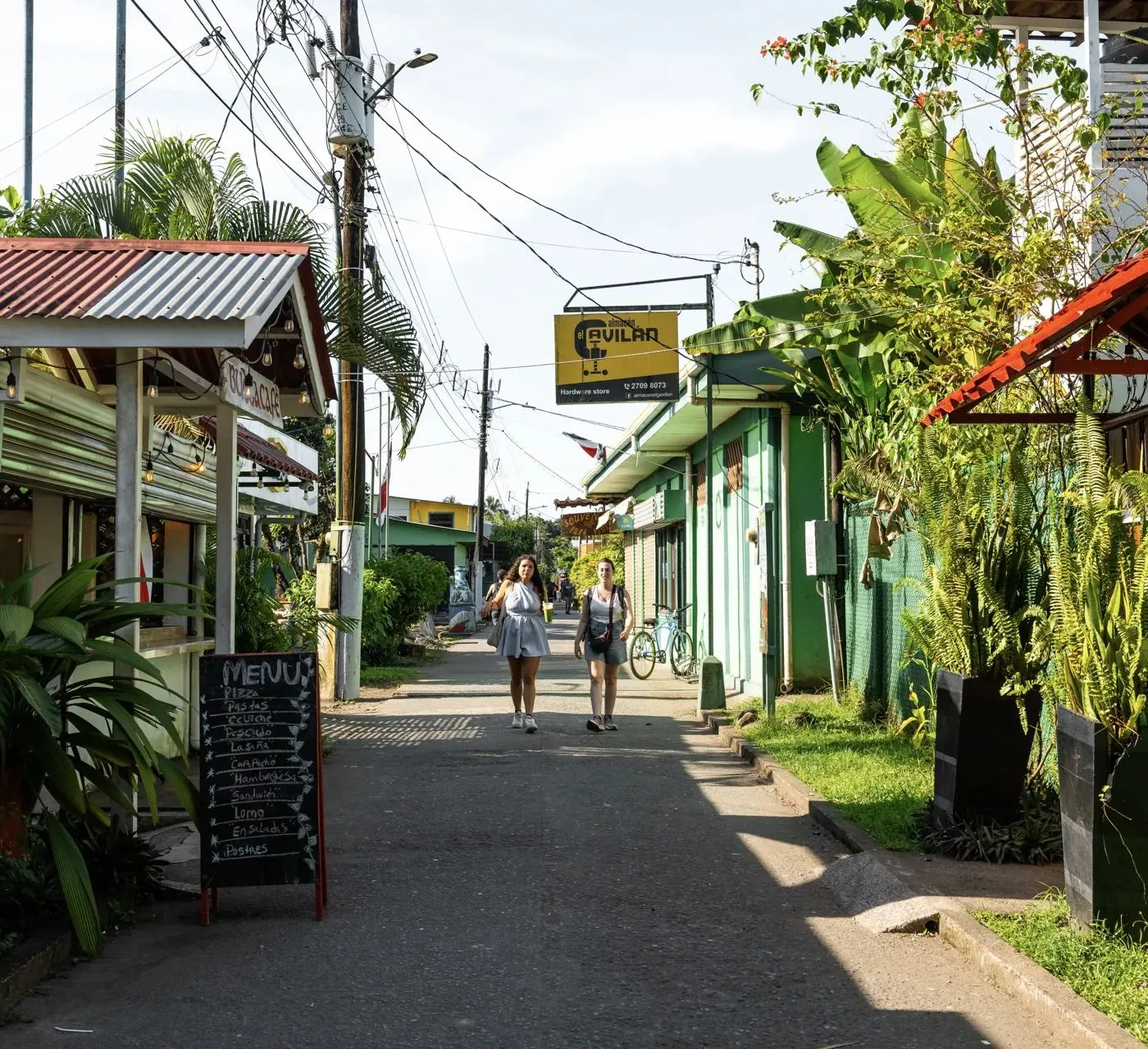 Dorfstraße in Tortuguero zwischen bunten Holzhäusern