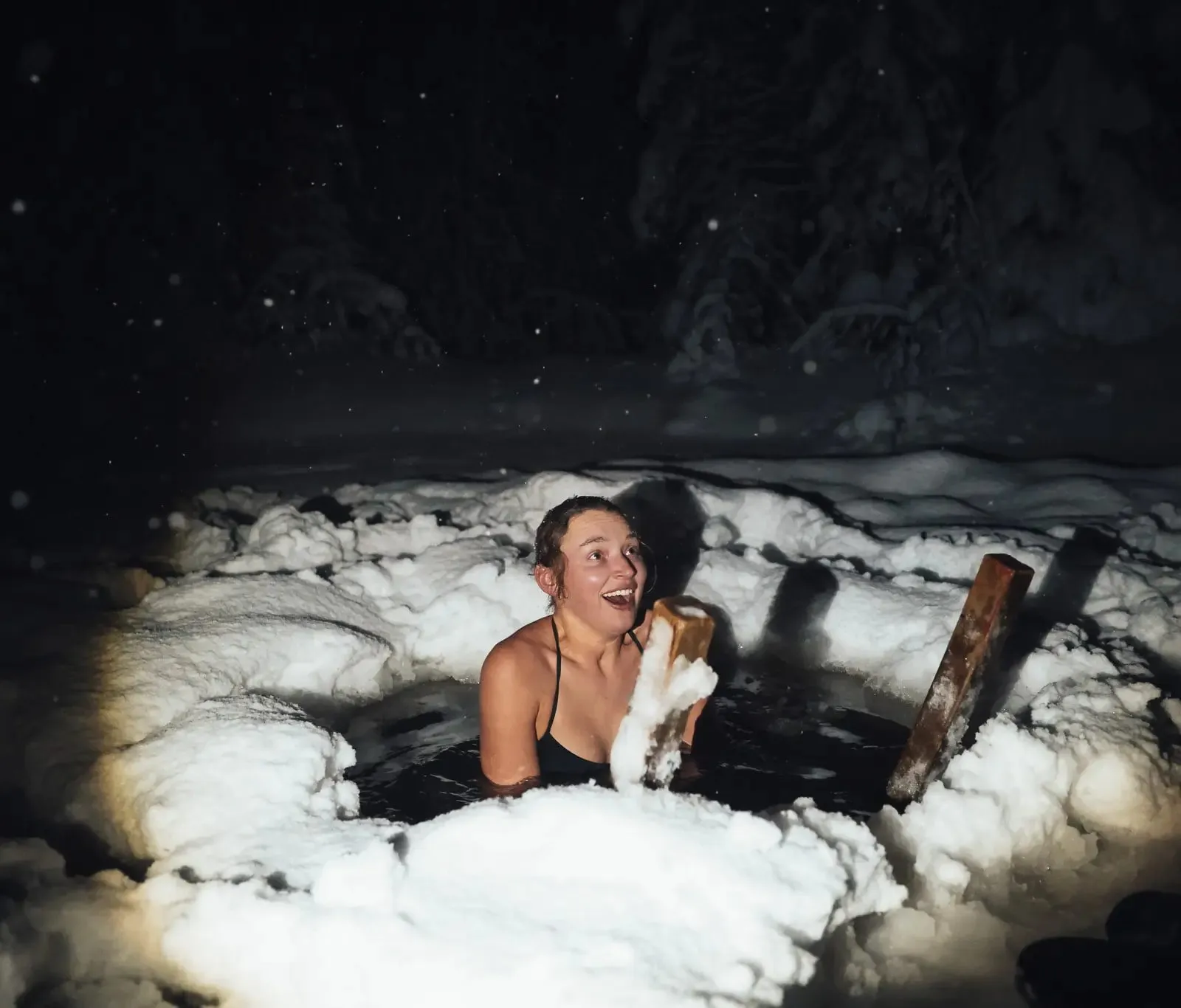 Eisbaden im Loch am gefrorenen See neben der Sauna