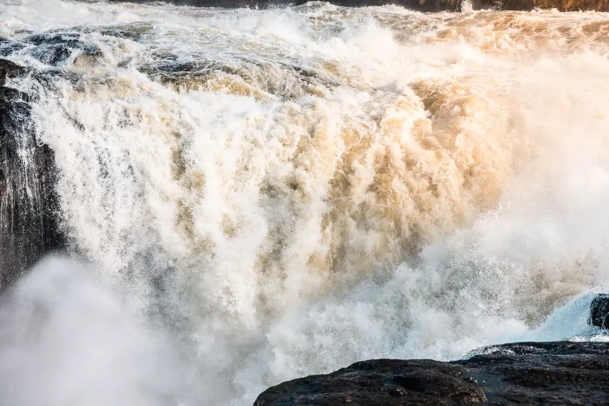 Die Wassermassen donnern über die Felskante