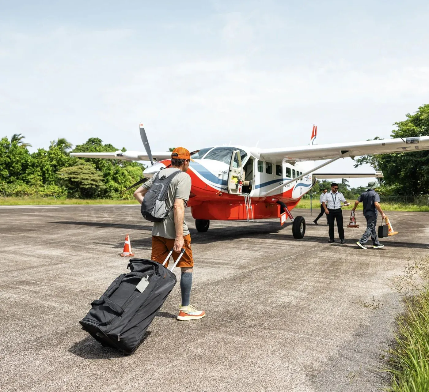 Mit dem Gepäck über die Piste zum Flugzeug