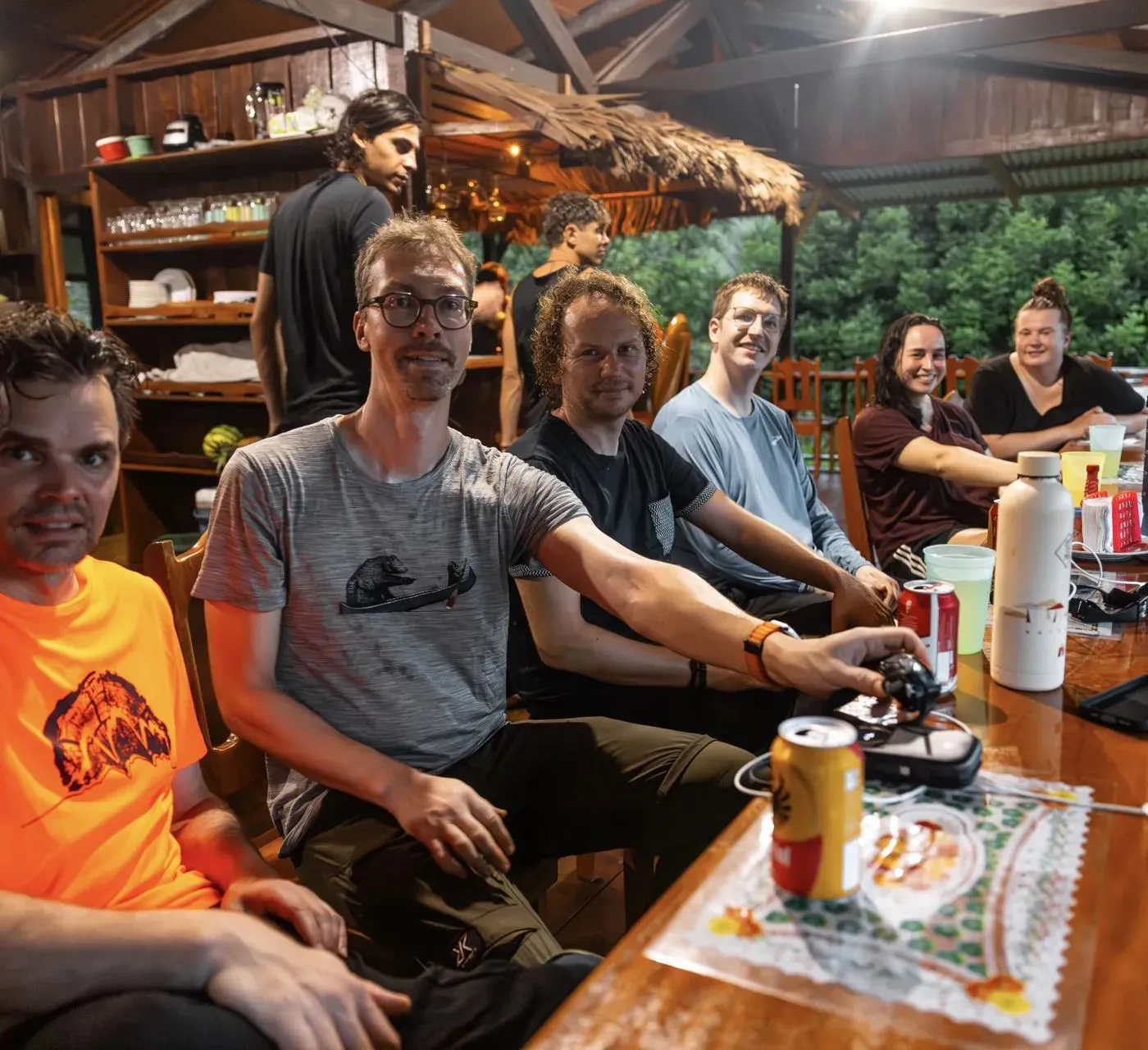 Die Gruppe am langen Tisch der Ranger-Station