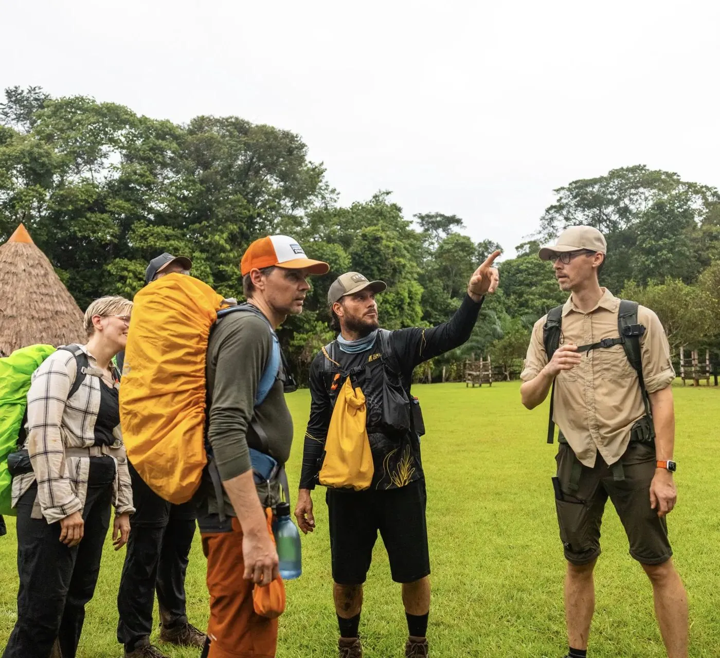 Der Guide zeigt nach oben, die Gruppe schaut mit