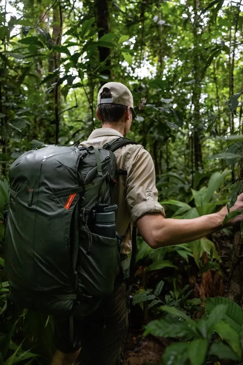 Mit Rucksack und Fernglas durch das dichte Grün