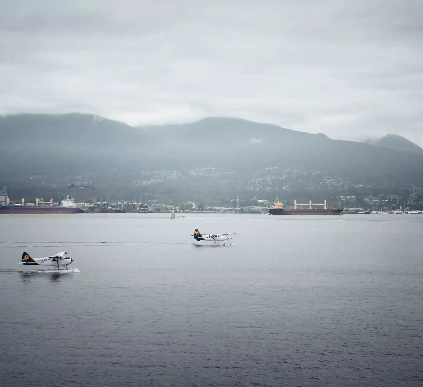 Zwei Wasserflugzeuge auf dem Wasser vor dem Hafen von Vancouver