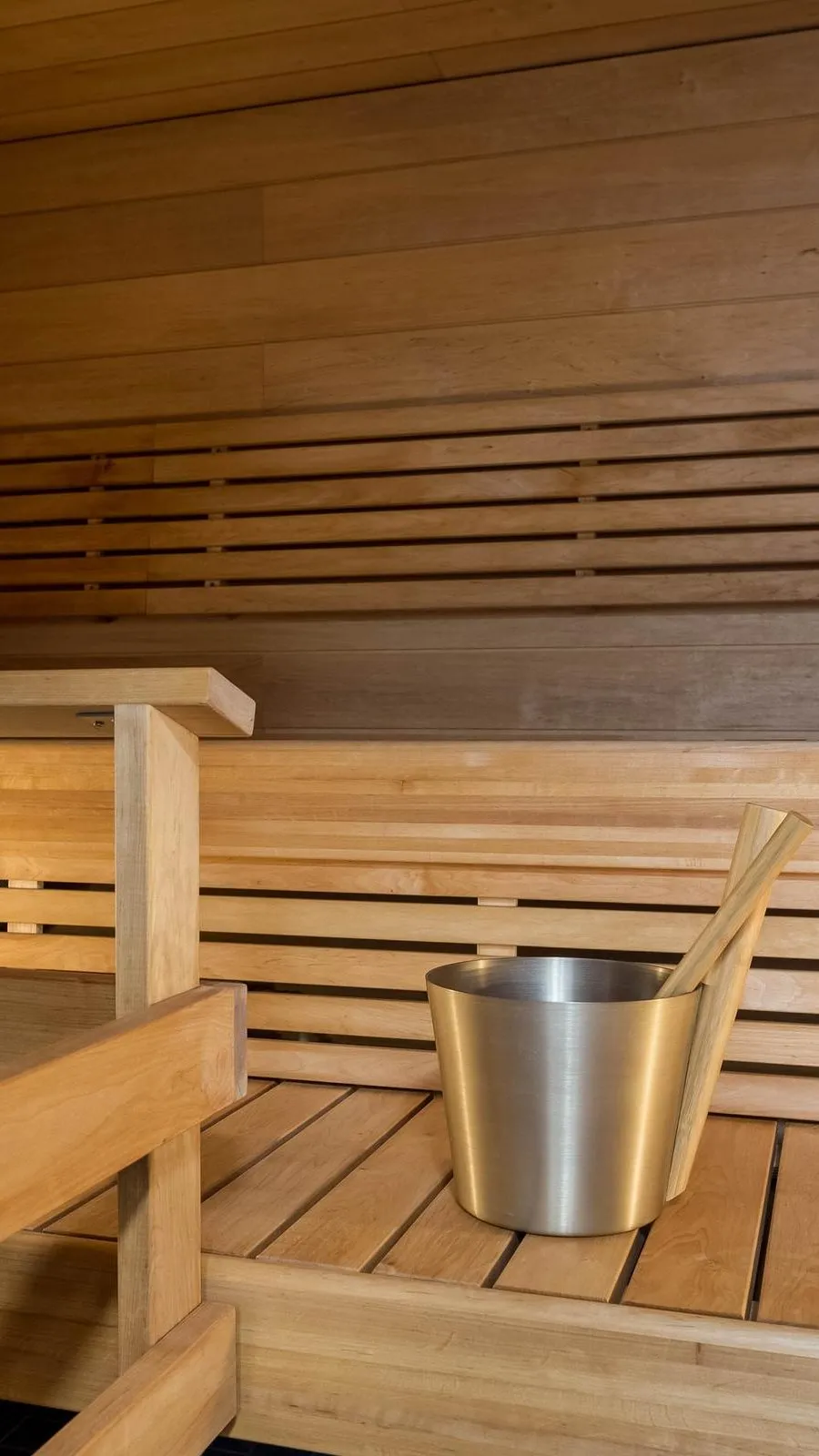 Sauna mit Holzbänken im Hotel