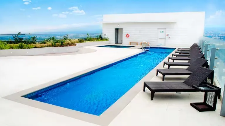 Pool auf dem Dach mit Blick über die Stadt