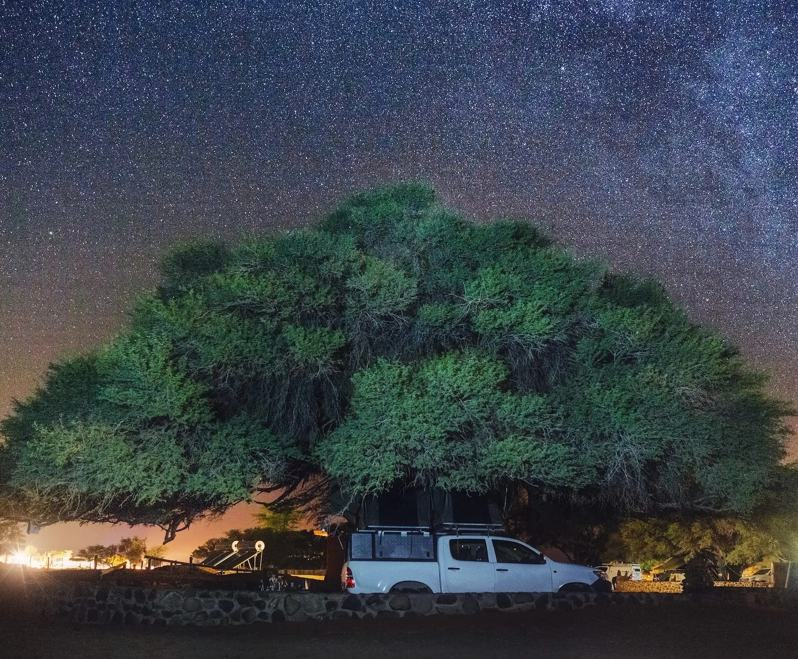Sesriem Campsite unter Kameldornbäumen in der Namib