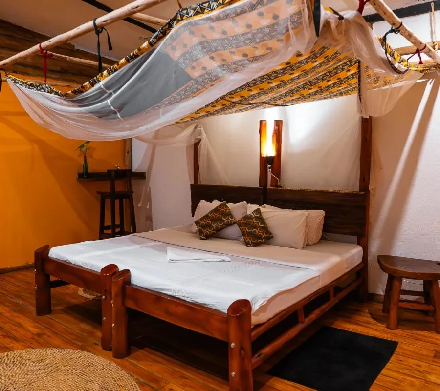 Zimmer mit Moskitonetz über dem Bett