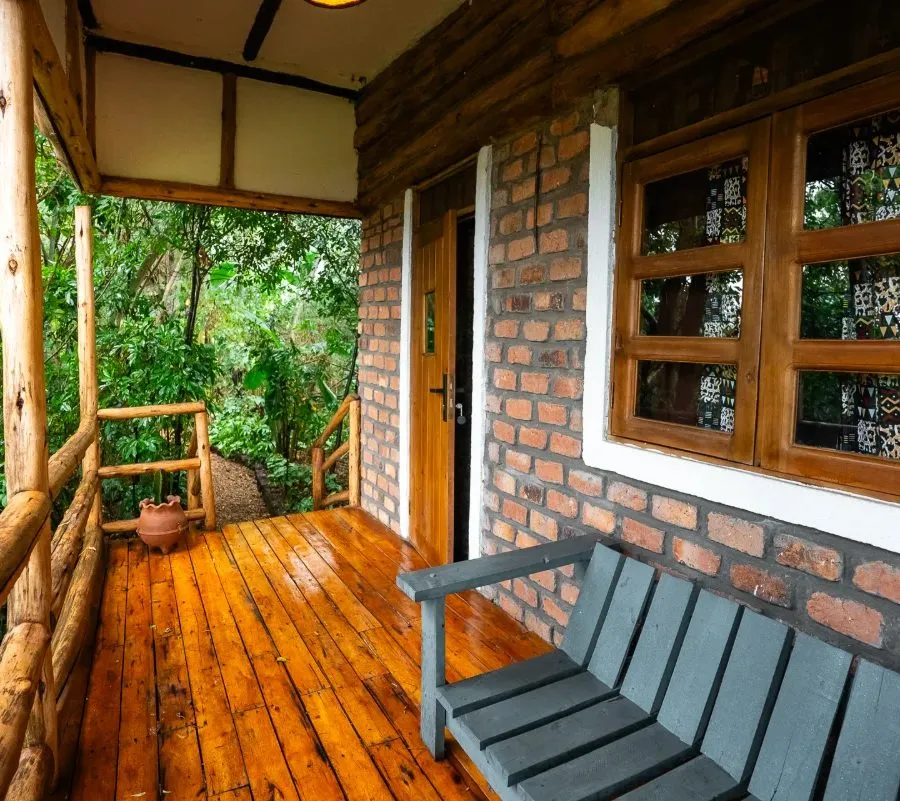 Veranda mit Holzmöbeln vor dem Zimmer