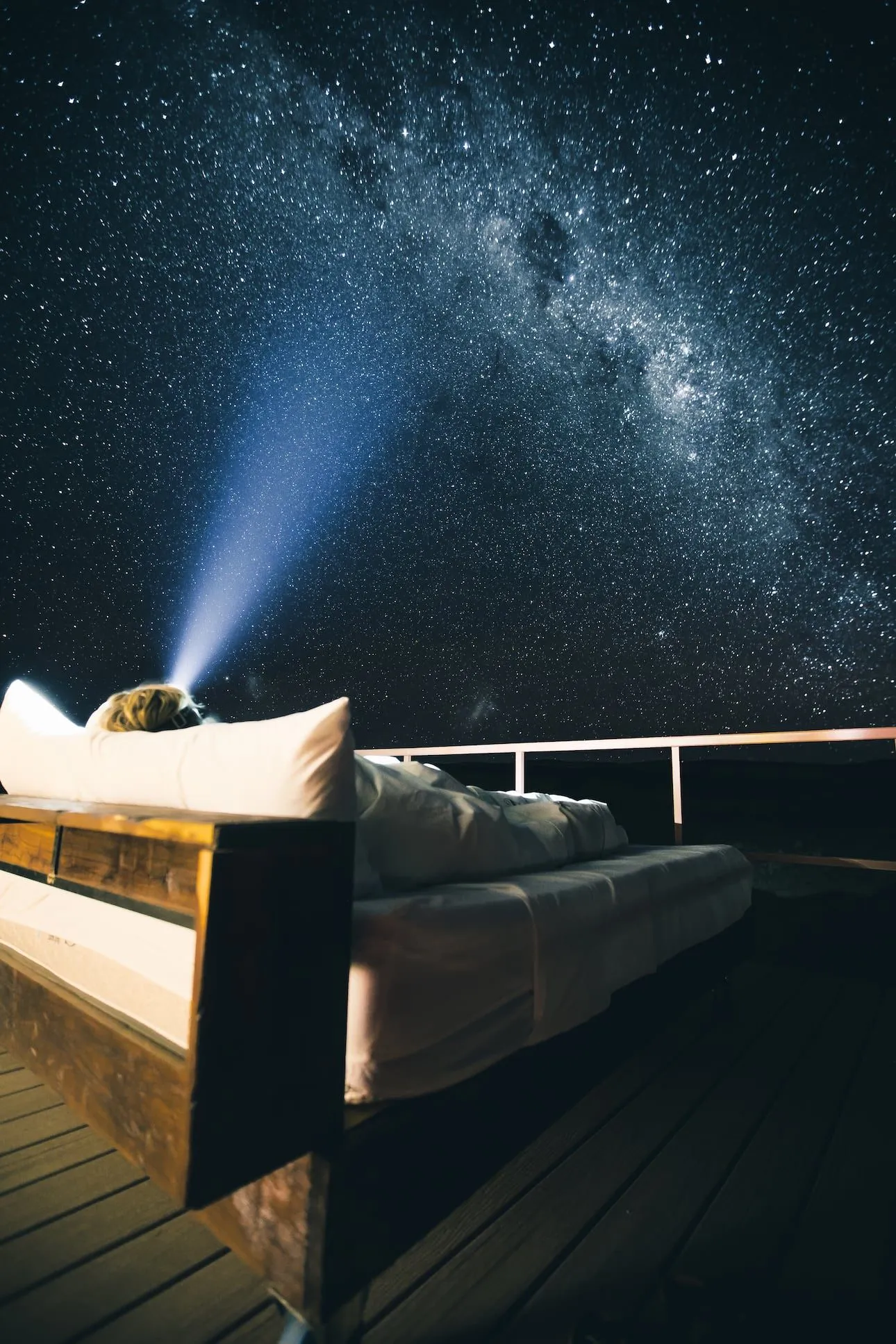 Dune Star Camp mit rollbarem Bett unter dem Sternenhimmel