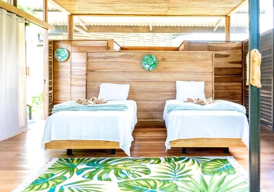 Offenes Zimmer aus Holz mit zwei Betten
