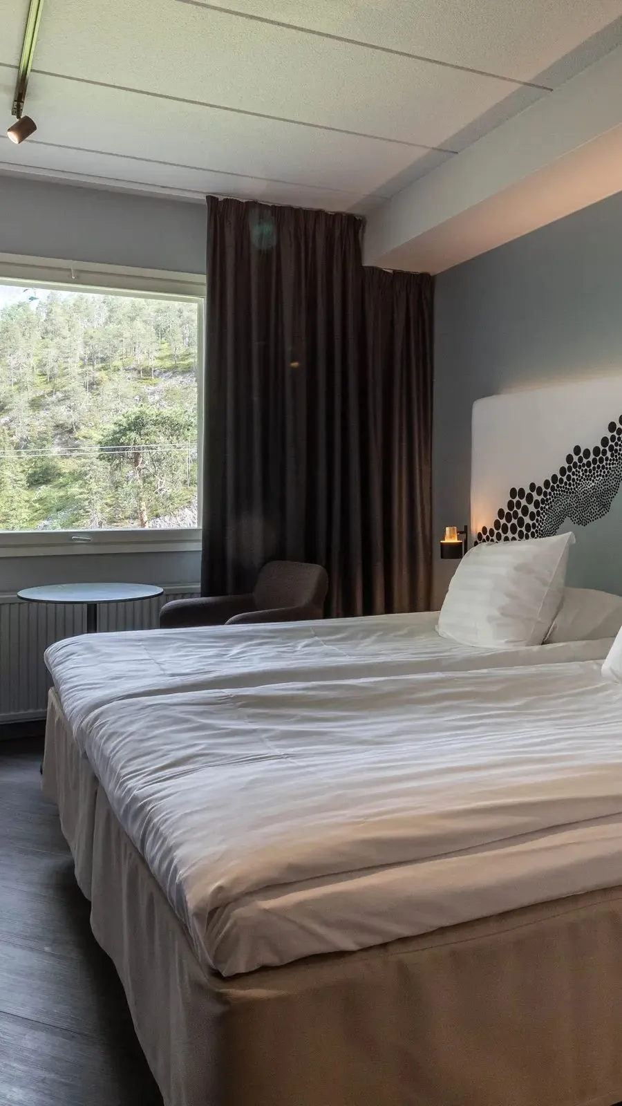 Zimmer mit Blick in den Winterwald