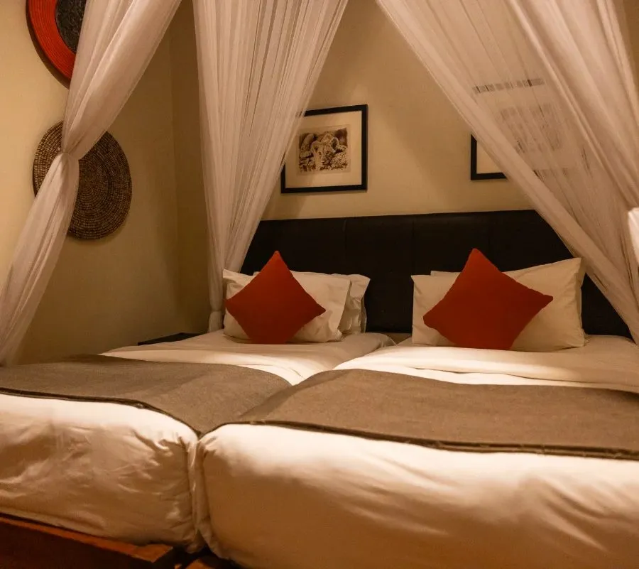 Cottage-Zimmer mit Moskitonetz