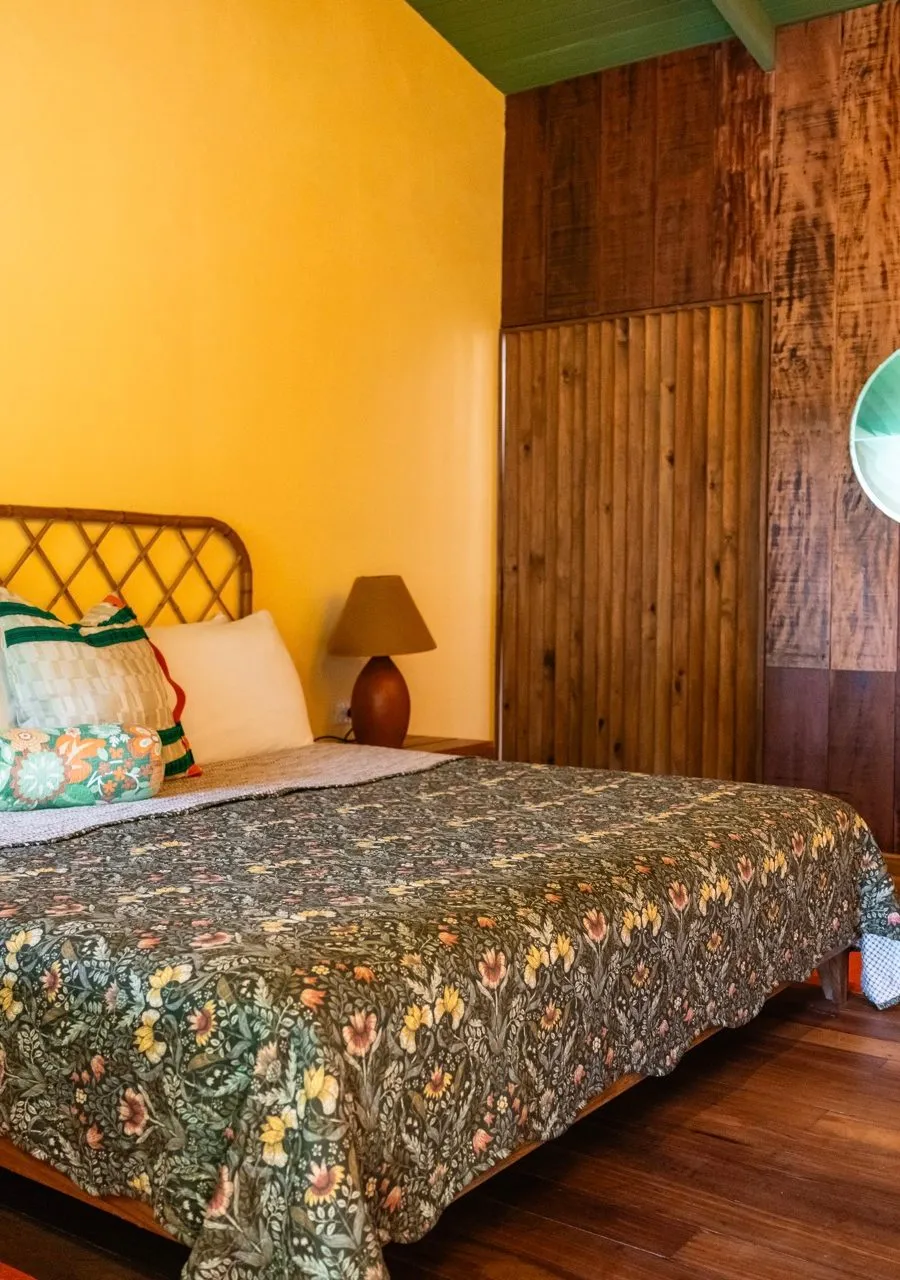 Zimmer der Lodge mit Holzbett