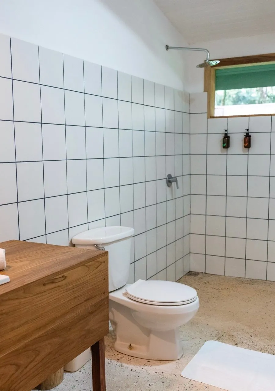 Einfaches Bad mit Dusche