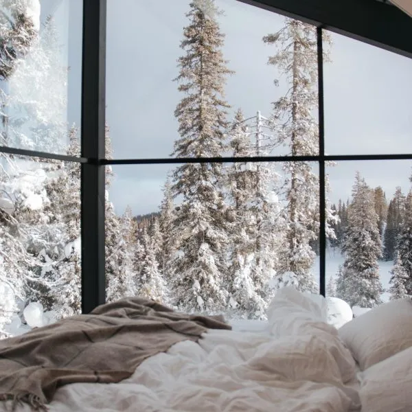 Blick aus dem Bett durch die Panoramascheibe