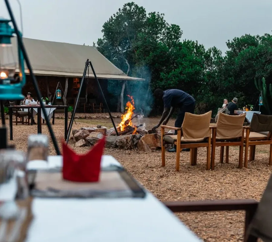 Lagerfeuer mit Stühlen am Abend