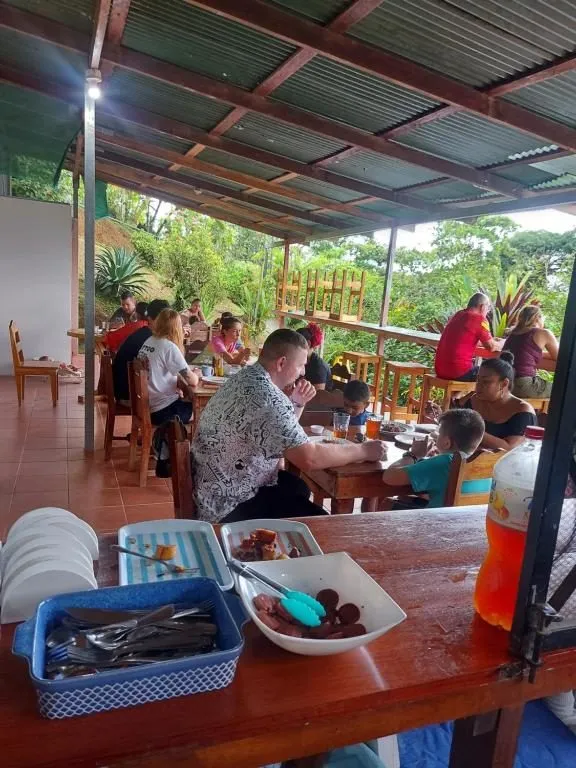 Gemeinsames Essen auf der Terrasse