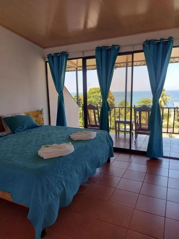 Zimmer mit Balkon über der Drake Bay