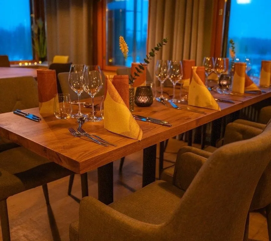 Gedeckter Tisch für das Abschieds-Dinner
