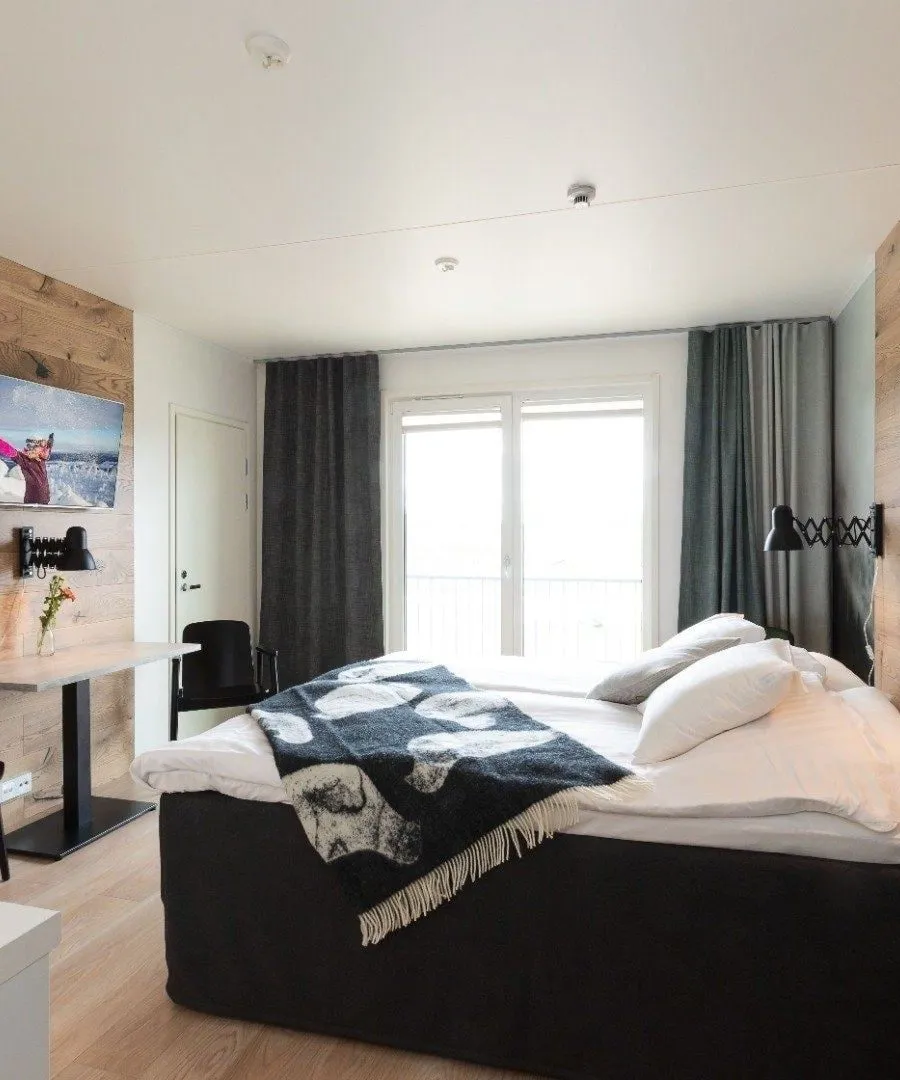 Zimmer mit Fenster zur Winterlandschaft