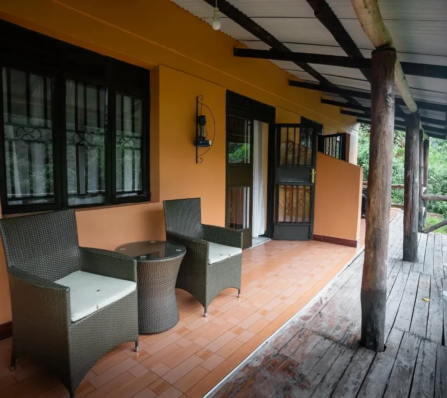 Veranda entlang der Zimmerreihe