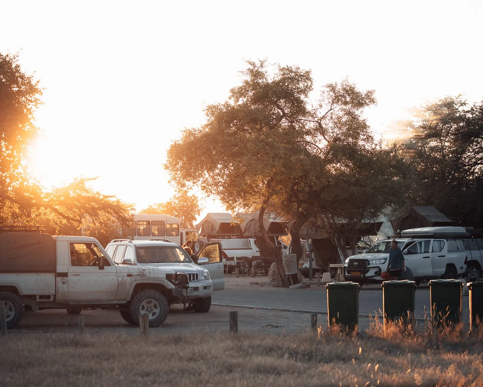 Beleuchtetes Wasserloch am Okaukuejo Camp im Etosha Nationalpark