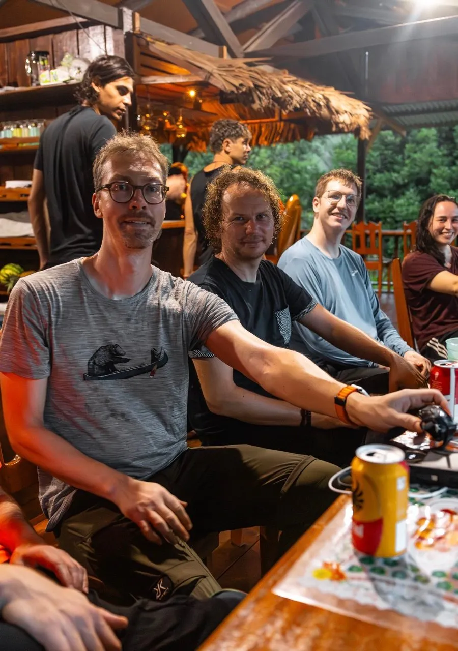 Abends zusammen im Camp
