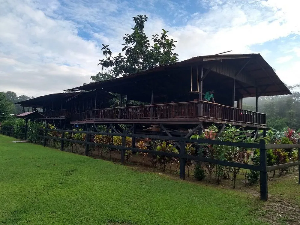 Offene Holzhütte auf Stelzen im Corcovado Backyard Camp