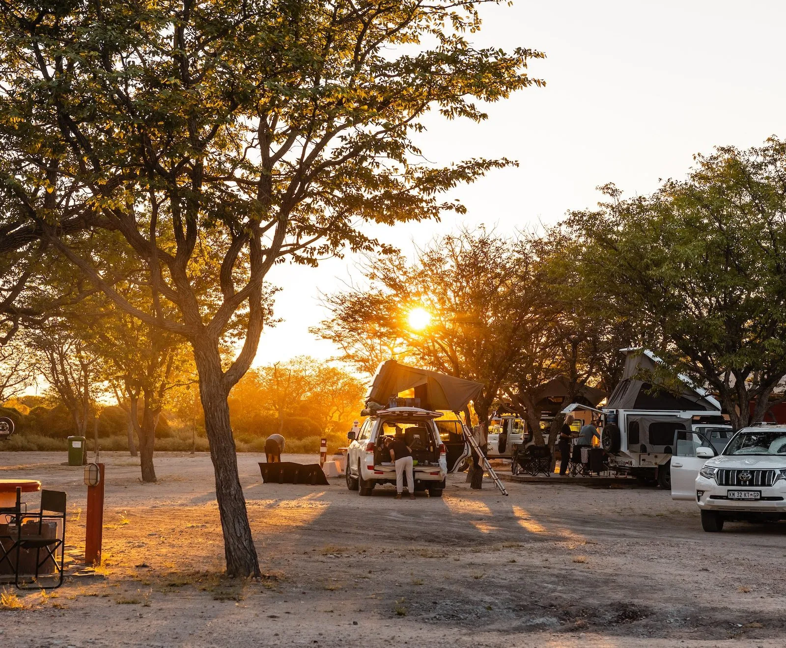 Halali Campsite mit Wasserloch im Etosha Nationalpark