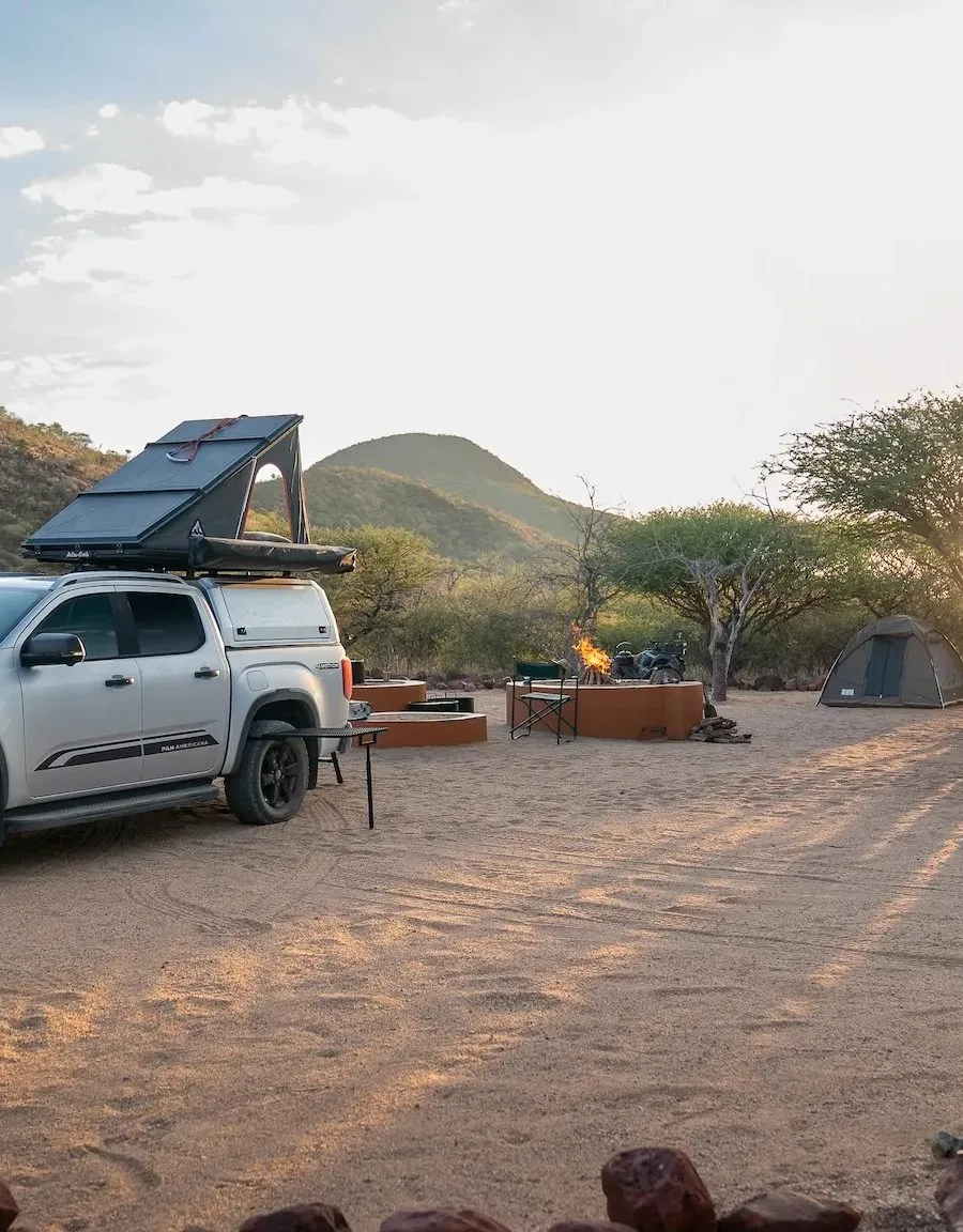 Fahrzeug mit Dachzelt im Camp