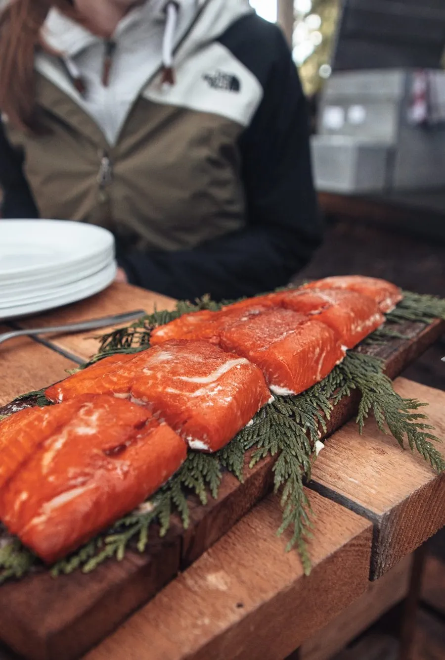 Lachs auf Zedernholz am offenen Feuer