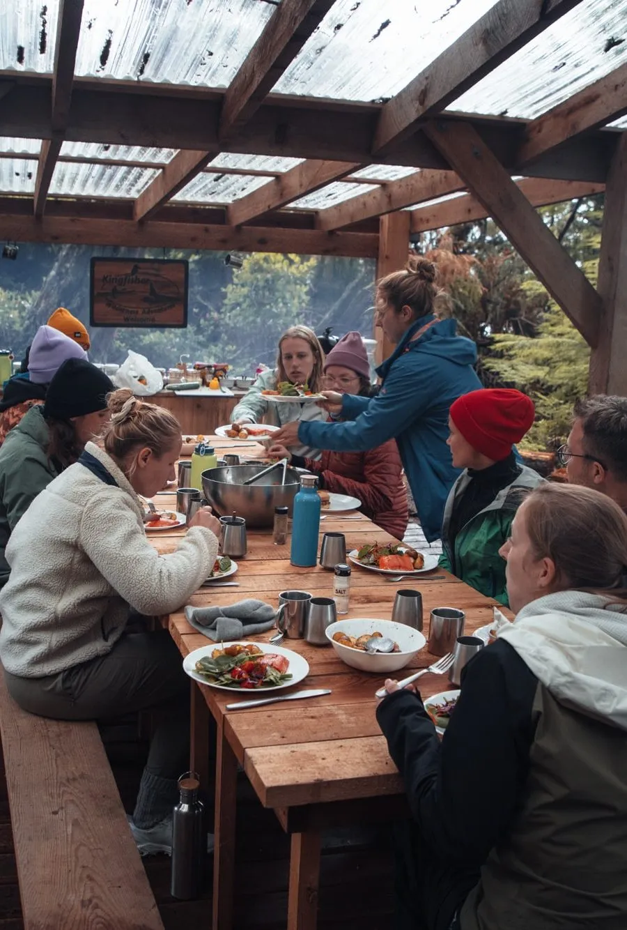 Gemeinsames Essen an der langen Tafel im Camp